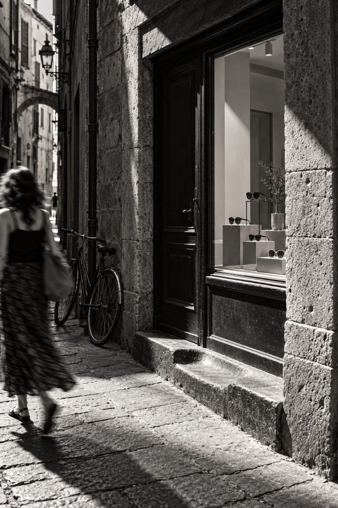 La vetrina della bottega in un caruggio del centro storico di Genova