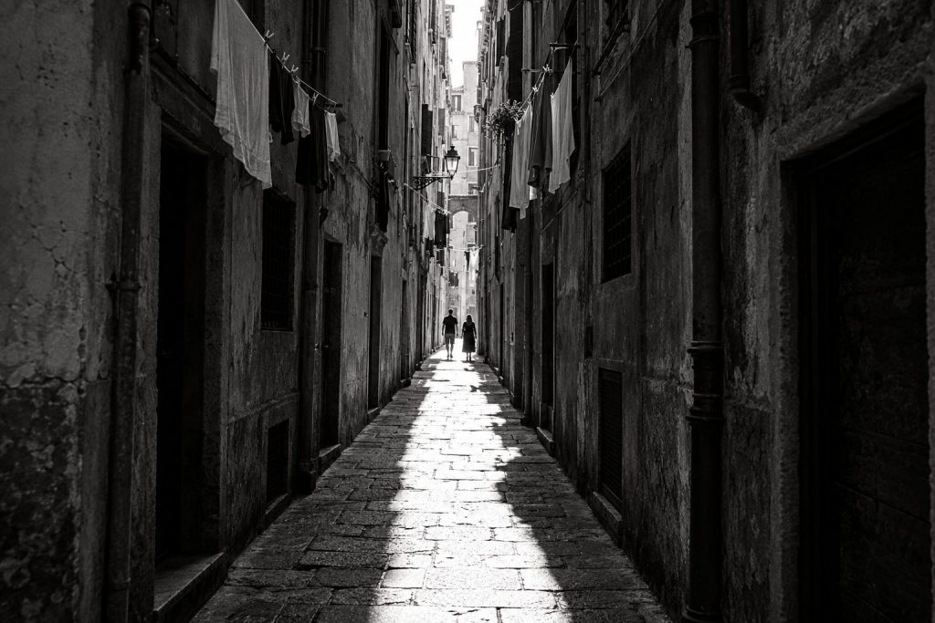 Striscia di sole a mezzogiorno in un caruggio di Genova