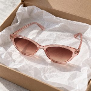 Occhiali da sole cat-eye Creuza in acetato rosa cipria nella scatola con carta velina